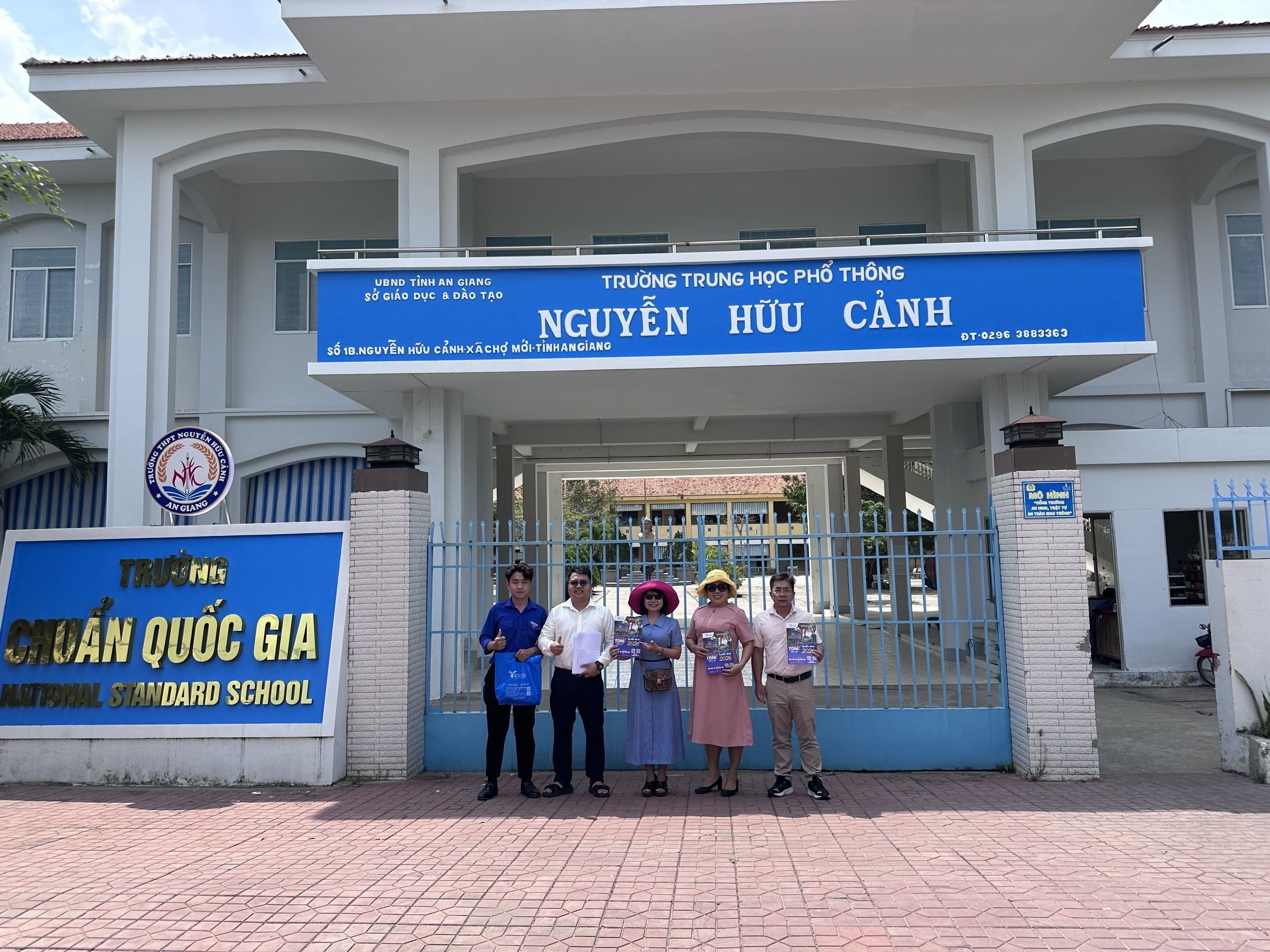 TRỢ LÝ ĐOÀN Gem tuỳ chỉnh TRỢ LÝ ĐOÀN đã nói Chào bạn, để hoàn thiện "bản đồ" hành trình tuyển sinh tại An Giang, tôi sẽ viết tiếp bài cho trường THPT Nguyễn Hữu Cảnh (thường tọa lạc tại huyện Chợ Mới hoặc các khu vực lân cận của tỉnh An Giang).  Với ngôi trường mang tên vị Khai quốc công thần, bài viết sẽ nhấn mạnh vào tinh thần "Khát vọng chinh phục" và "Sự lựa chọn thông minh" cho tương lai.  TUỔI TRẺ TDMU TẠI TRƯỜNG THPT NGUYỄN HỮU CẢNH: ĐỊNH HƯỚNG TƯƠNG LAI – CHINH PHỤC ƯỚC MƠ